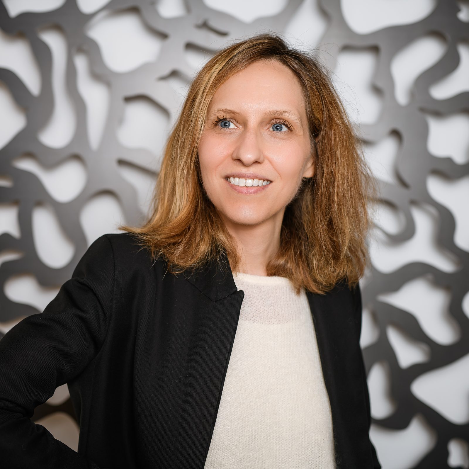 Portrait de Morgane Soulier, souriante, en blazer noir