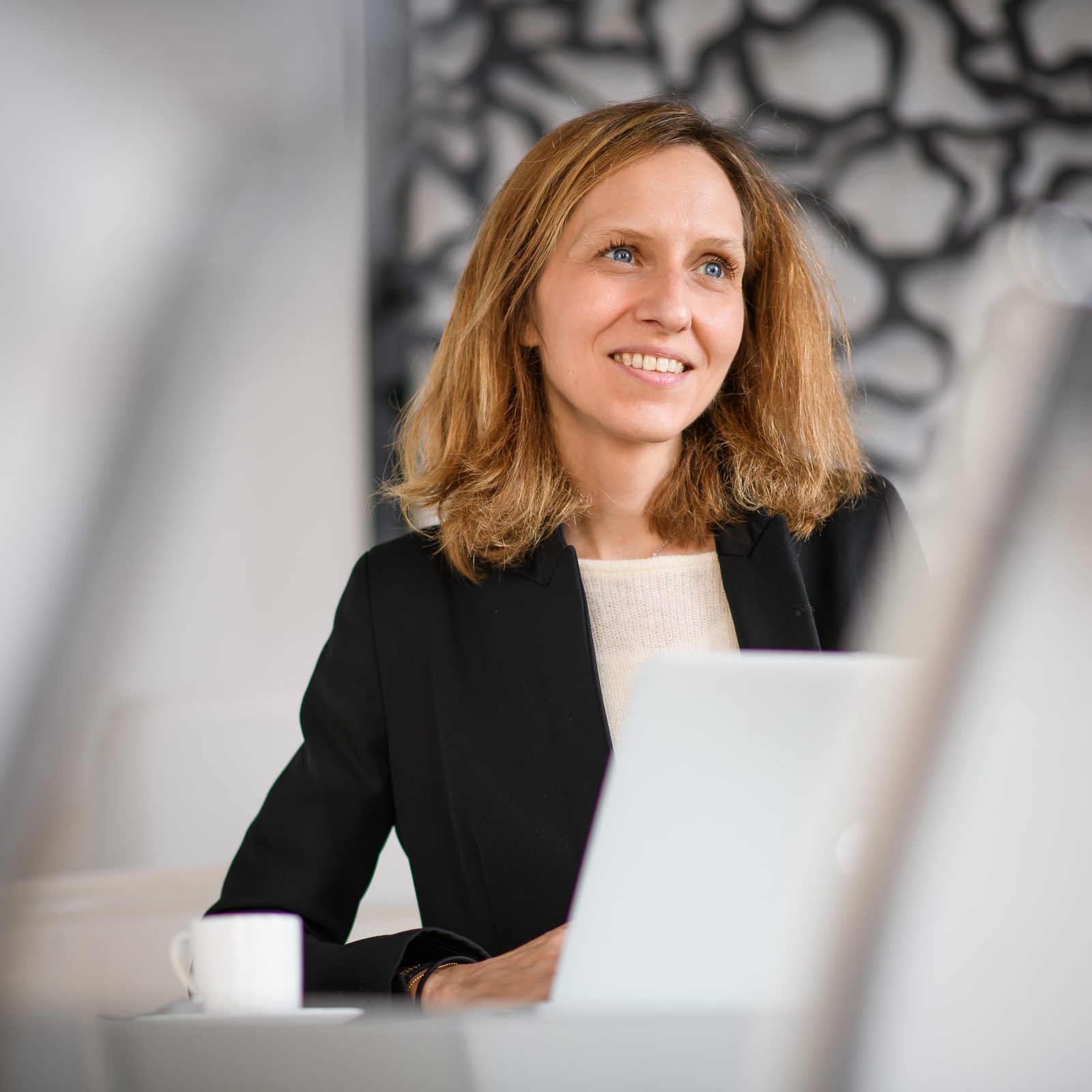 Morgane Soulier souriante, assise devant un ordinateur portable