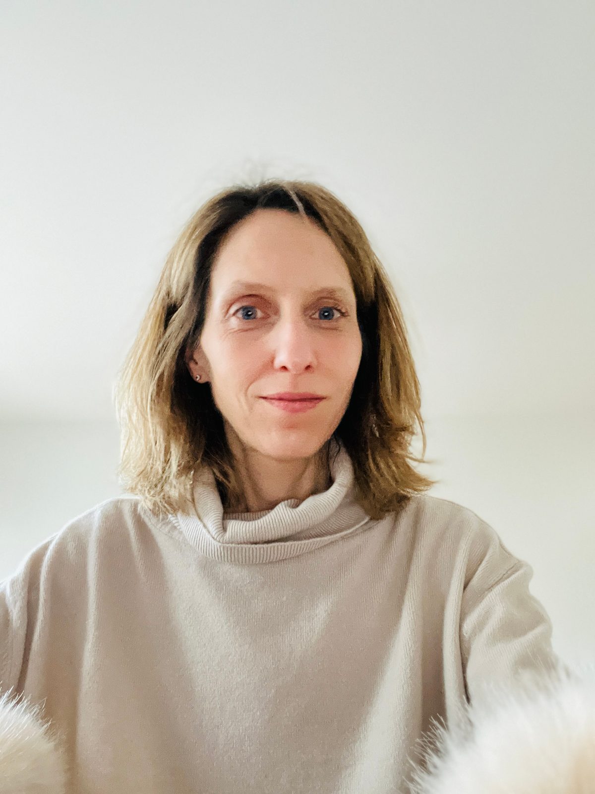Portrait de Morgane Soulier en pull clair, sur fond blanc